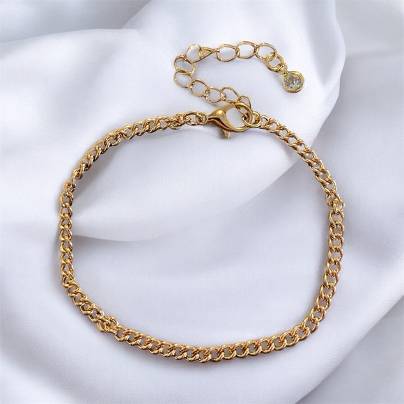Jewelry - Women’s gold alloy 6.5 inch bracelet with 2 inch extender